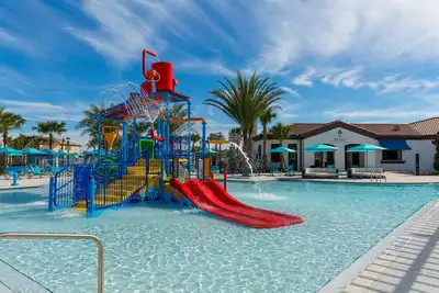 Image de Superbe, élégant, 5 lits, 4. 5 salles de bain, unité de fin w / yard, piscine privée, 5 miles à Wdw