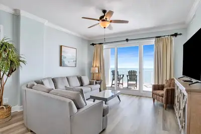 Image de Magnifique condo face à la plage, spacieux et mis à jour! Vues sur l'eau de chaque pièce!