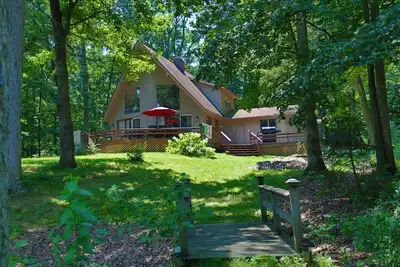 Image de Le Redbud Cottage - Beach & Quiet. Lac Sara Waterfront et des feux de bois.
