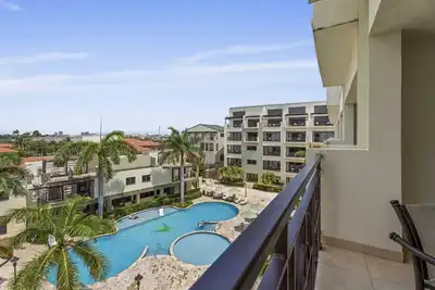 Image de Paradis tropical, beau et spacieux condo, détendez-vous sur un grand balcon, à 5 min des attractions
