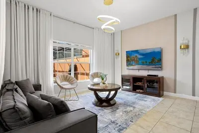 Image de 4 chambres / 3 salles de bain Paradise Palms (8974mp)