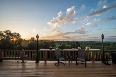 Image de Découvrez un lever de soleil que vous n'oublierez jamais sur le pont de la maison sur la colline de Cox