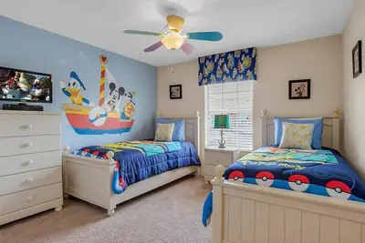 Image de À quelques minutes de Disney, installations de villégiature gratuites, piscine à débordement privée, laveuse et sécheuse