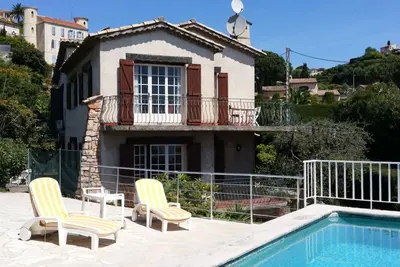 Image de Villa vue sur mer avec piscine et jardin ombragé, endroit calme