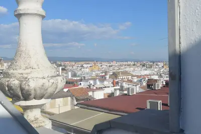 Image de Penthouse de centre-ville avec terrasse, parking, A \/ A, wifi, à côté de l'hôtel de ville.