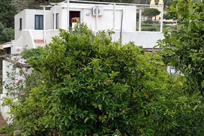 Image de Maison dans les collines avec vignoble à Salina