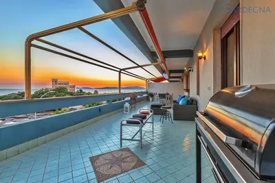 Image de Penthouse avec grande terrasse donnant sur la mer, plein centre, climatisé