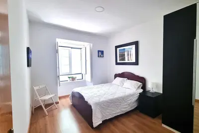 Image de Bel appartement au sous-sol avec des fenêtres