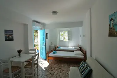Studio avec jardin, à 50 mètres de la plage de Logaras