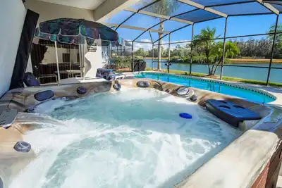 Image de Villa de luxe au bord du lac récemment rénovée nr Disney. Piscine, bain à remous, salle de jeux!