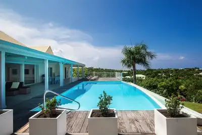 Image de Villa moderne de luxe de 3 chambres avec piscine à d��bordement. , Gazebo