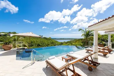 Belle vue sur la mer Villa avec une grande piscine