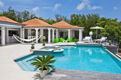 Image de Villa moderne de 5 chambres à pied de la plage