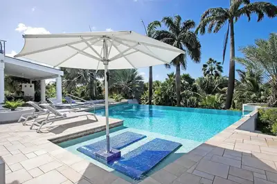 Image de Villa de 5 chambres avec piscine chauffée, sauna et court de tennis à une minute à pied de la plage de la baie de Plum