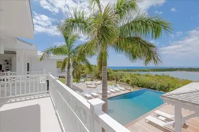 Image de Villa enti��rement rénovée de 6 chambres avec piscine à débordement et une vue magnifique