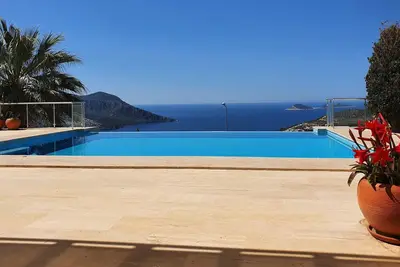Villa avec piscine à débordement privée et vue imprenable sur la mer