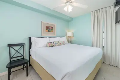 Image de Balcon sur la plage! Suite d'hôtel avec cuisine complète et lits superposés * 1er étage *