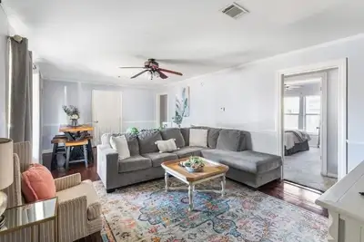 Image de Le Kyle GeTaWaY! ! Ajoutez le Cottage à l'arrière, si disponible, pour 4 personnes de plus!