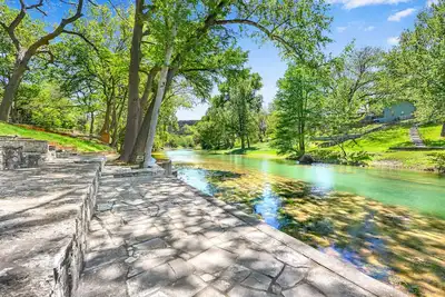Image de La rivière Guadalupe juste dans votre jardin! Rivière vivant à son meilleur!