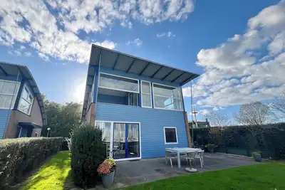 Image de 6 pers Maison portuaire moderne avec jardin clôturé avec vue lac