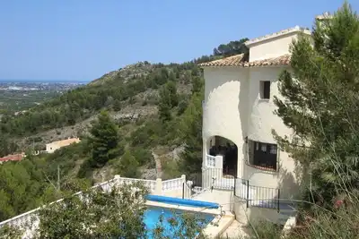Image de Villa calme avec piscine et vue imprenable sur la vallée et la mer