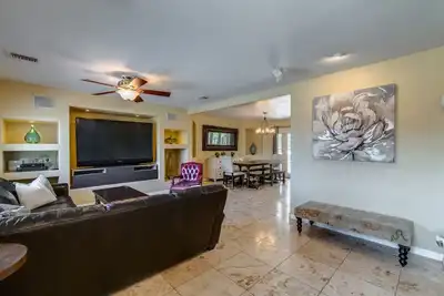 Image de 4 Br 3 Ba avec patio surdimensionné (5 Min de la vieille ville)