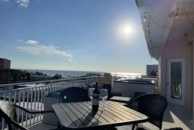 Image de Deluxe, Condo convivial avec terrasse sur le toit, bain à remous et une vue à couper le souffle