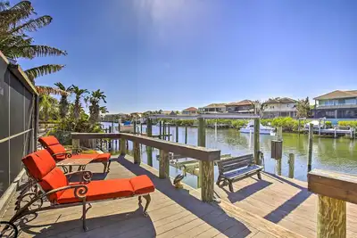 Image de Tropical Apollo Beach House avec piscine privée et quai!