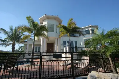 Image de Jessmyth Estate 4 Br + Den \/ 4. 5 Ba House sur Longboat Key par Rva, pour 8 personnes