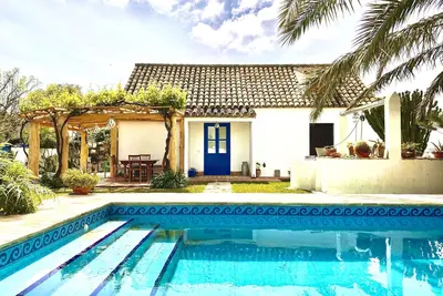 Image de Maison espagnole traditionnelle avec piscine privée près de la plage
