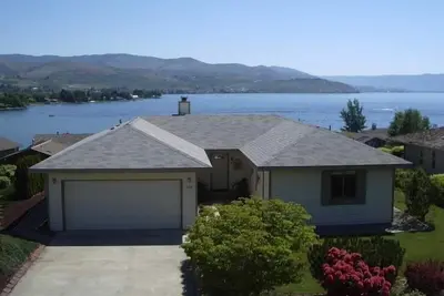 Image de Wapato 'Point of View' House - Vues spectaculaires sur le lac - Piscine, tennis et putt putt!
