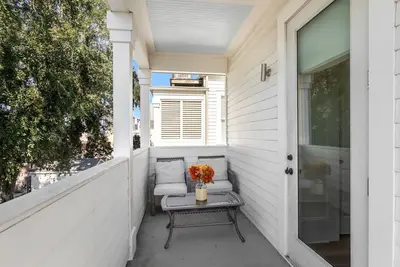 Image de Superbe 3br sur Carondelet par Hosteeva