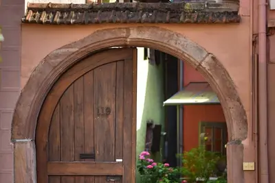 Image de Gîte cosy et calme avec une cour intérieure pavée et fleurie à 5 mn du centre