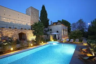 Authentique villa avec piscine privée dans une campagne isolée