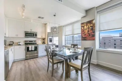 Image de Spacieux Condo 1bd moderne dans le bâtiment de Californie par Hosteeva