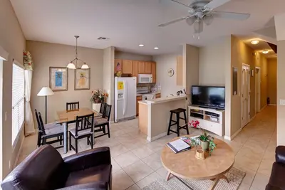 Image de Belle maison de ville près des parcs à thème d'Orlando avec jacuzzi privé et piscine chauffée