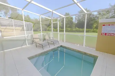 Image de Star Wars Disney ouvre le 29 août, Réservez maintenant! , Maison de ville tranquille avec piscine et balcon
