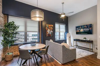Image de Spacieux Condo 1bd moderne dans le bâtiment de Californie par Hosteeva