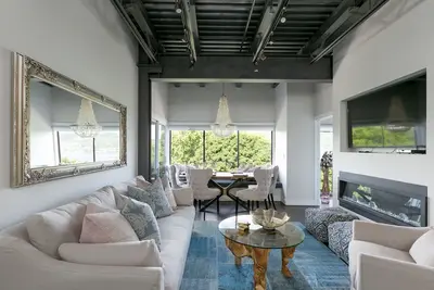 Image de Penthouse design au coeur du centre-ville de Kelowna