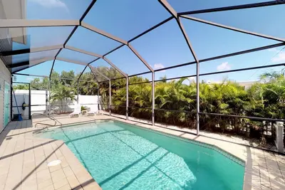 Image de 4851 Estero- Spacieux Mid-Island Pool Home