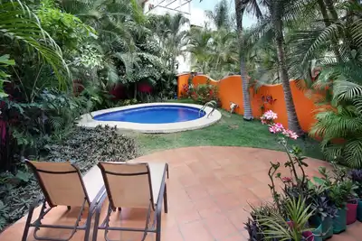 Image de Charmant appartement w. piscine, patio, jardin, promenade dist. Ă la plage et au centre ville