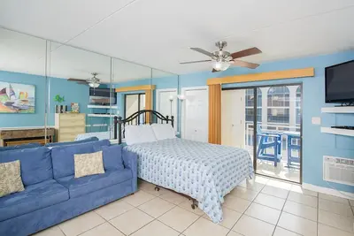 Image de Studio avec une promenade pieds nus à Gulf Beach WiFi gratuit / BluRay-Keyless Entry