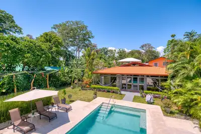 Image de Spacieux, belle maison w \/ Pool, Ac, 3 'à la plage