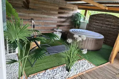Magnifique F2, jaccuzi, plage proche ( 5mn à pied)