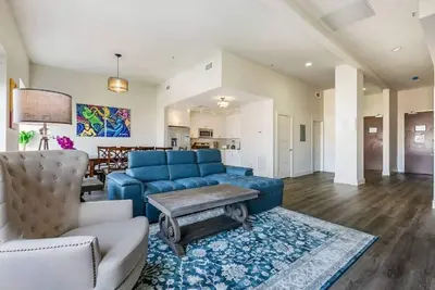 Image de Spacieux Condo 1bd moderne dans le bâtiment de Californie par Hosteeva