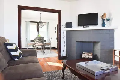 Image de Grand 3Bed Pittsburgh Accueil w \/ Cosy Front Porch sur un parking Street-Plenty calme