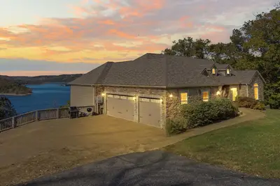 Image de Lakefront Luxury-- Piscine privée et bain à remous, billard - Vues magnifiques sur le lac!
