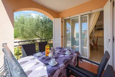 Appartement d'une chambre avec la terrasse Basanija, Umag (A-3402-a)