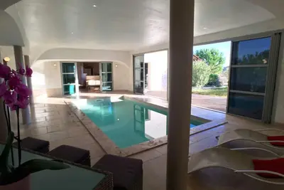 Image de piscine interieure et grands espaces