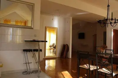 Image de troisième Appartement au rez-de-chaussée avec environ 120m² de climatisation, 2x salle de bain, balcon vue mer panoramique